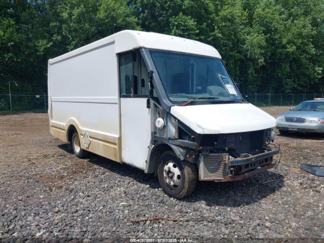  Salvage Isuzu Commercial Van