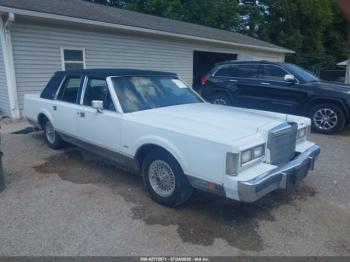  Salvage Lincoln Towncar