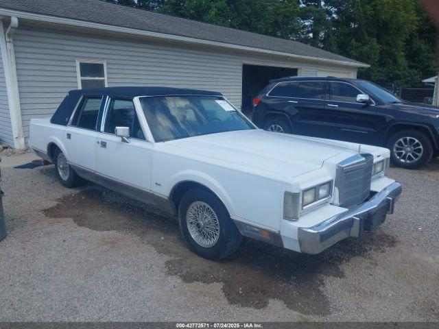  Salvage Lincoln Towncar
