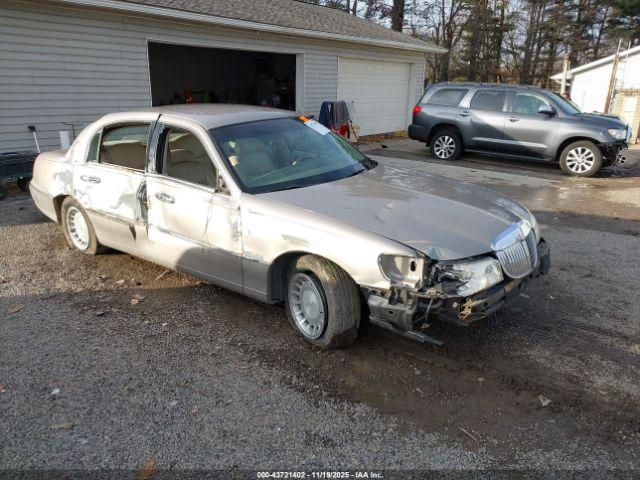  Salvage Lincoln Towncar