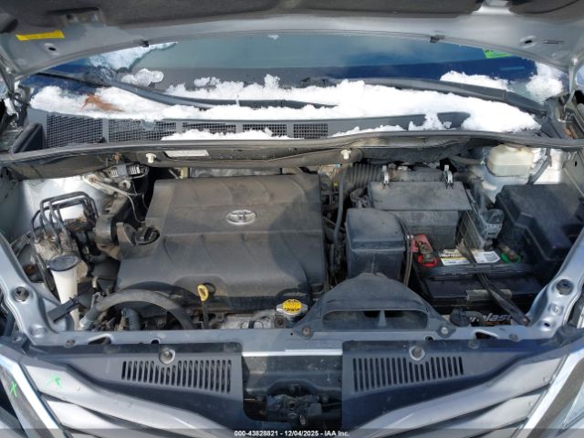 Toyota Sienna Xle V6 8 Passenger Image 7