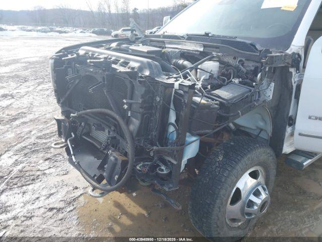 General Motors Sierra 3500HD Denali Image 13