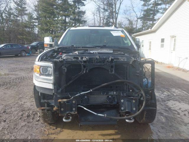 General Motors Sierra 3500HD Denali Image 4