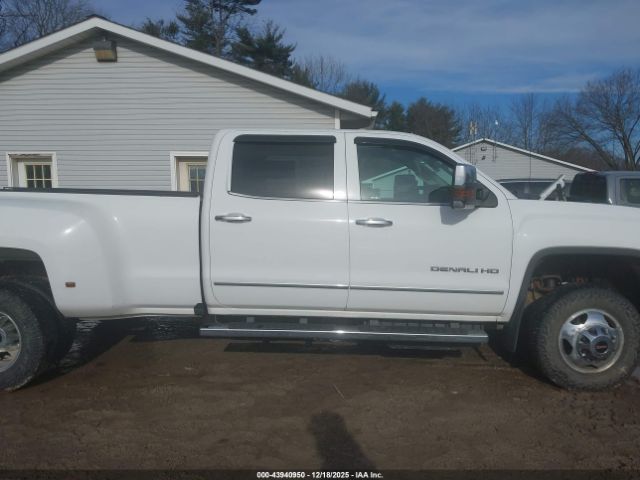 General Motors Sierra 3500HD Denali Image 15