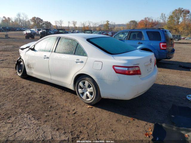 Toyota Camry Le Image 10
