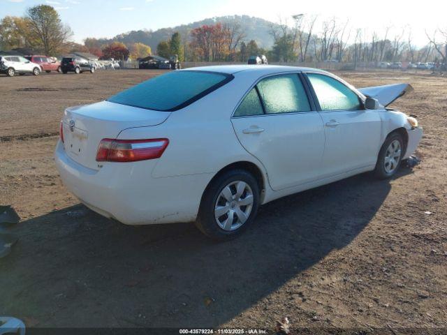 Toyota Camry Le Image 12