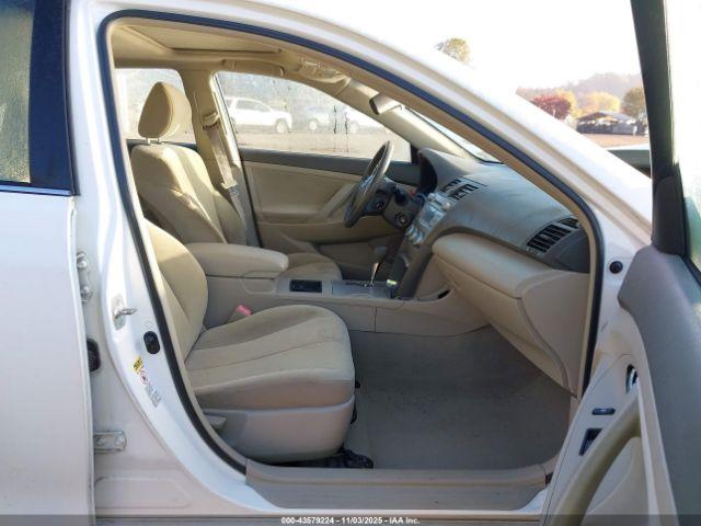 Toyota Camry Le Image 9