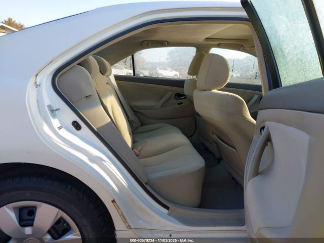 Toyota Camry Le Image 17