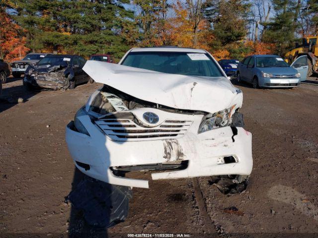 Toyota Camry Le Image 4