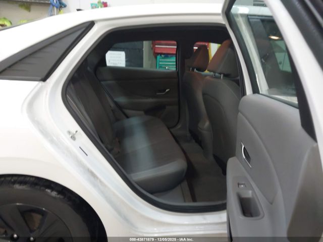 Hyundai ELANTRA Sel Image 12