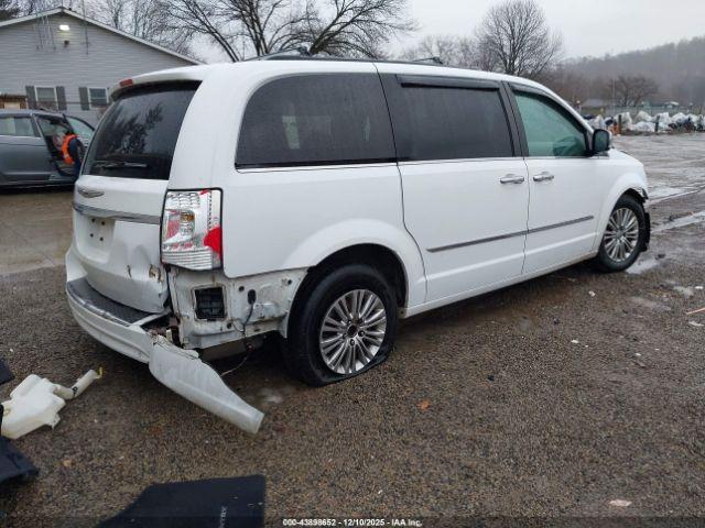 Chrysler Town & Country Touring-l Image 3