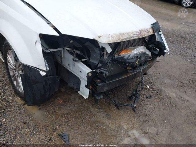 Chrysler Town & Country Touring-l Image 4