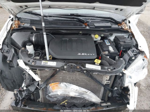 Chrysler Town & Country Touring-l Image 14