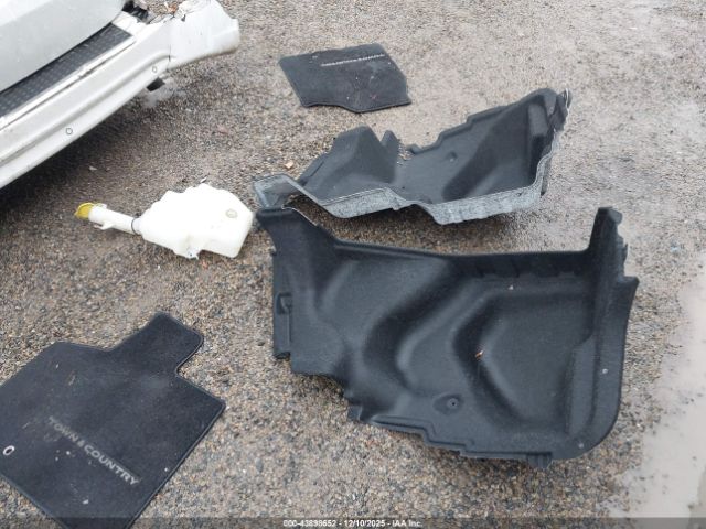 Chrysler Town & Country Touring-l Image 11