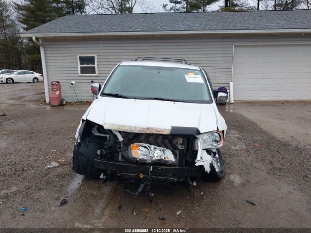 Chrysler Town & Country Touring-l Image 8