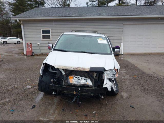 Chrysler Town & Country Touring-l Image 8