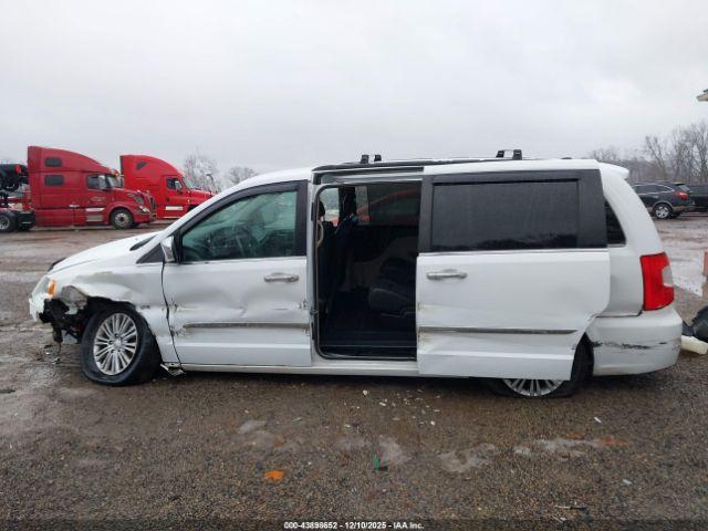 Chrysler Town & Country Touring-l Image 10