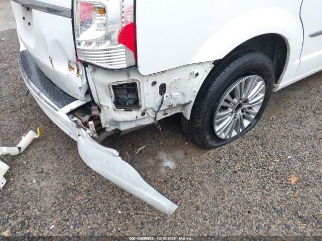 Chrysler Town & Country Touring-l Image 16