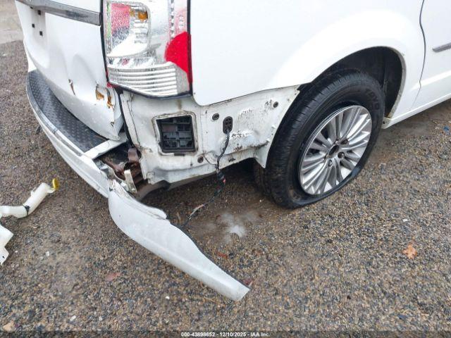 Chrysler Town & Country Touring-l Image 16