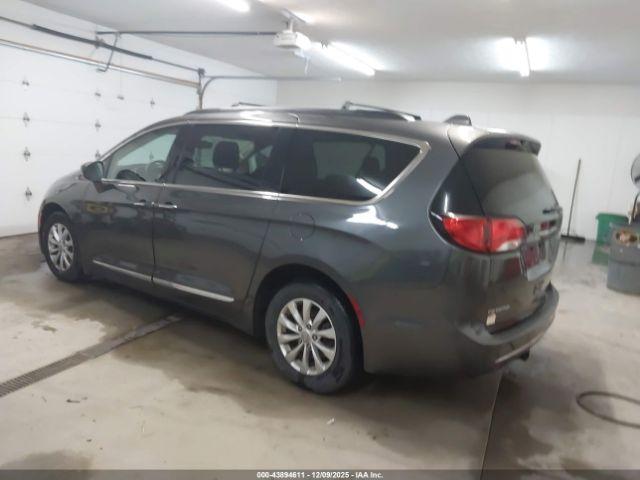 Chrysler Pacifica Touring-l Image 2