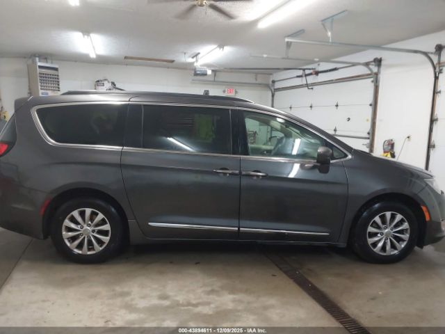 Chrysler Pacifica Touring-l Image 11