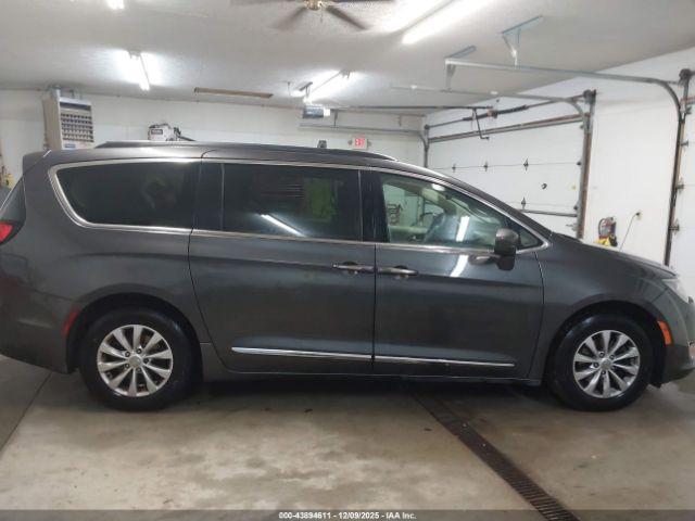 Chrysler Pacifica Touring-l Image 11