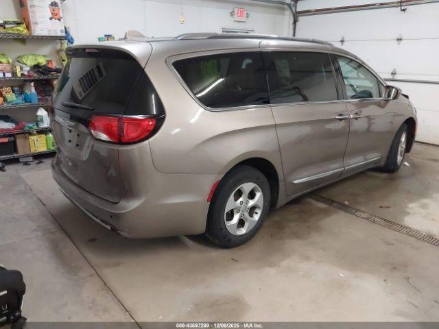 Chrysler Pacifica Touring-l Plus Image 12
