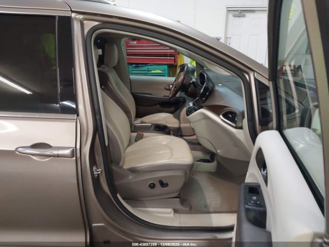 Chrysler Pacifica Touring-l Plus Image 2