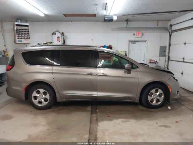 Chrysler Pacifica Touring-l Plus Image 10