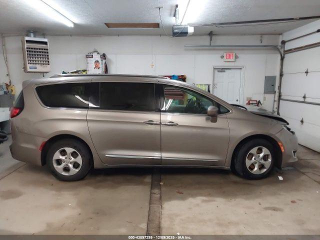 Chrysler Pacifica Touring-l Plus Image 10