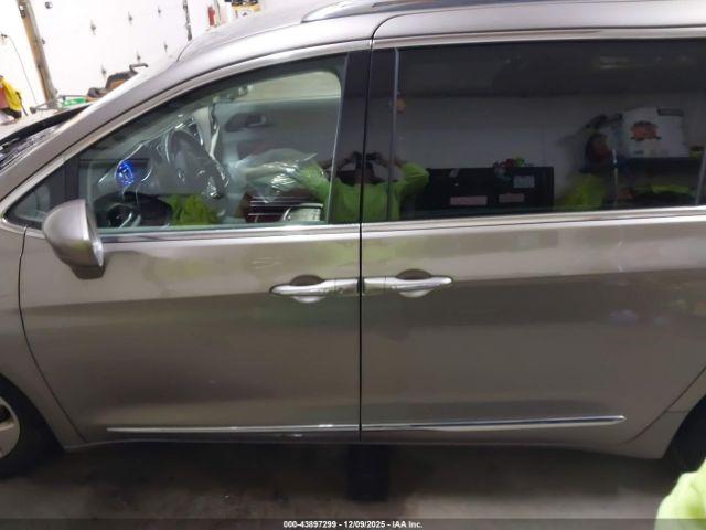 Chrysler Pacifica Touring-l Plus Image 16