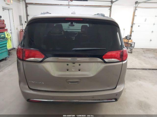 Chrysler Pacifica Touring-l Plus Image 15