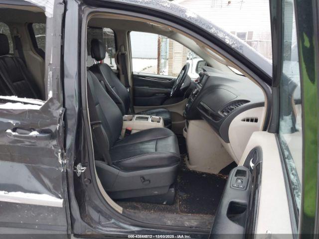 Chrysler Town & Country Touring-l Image 17