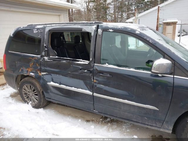 Chrysler Town & Country Touring-l Image 15