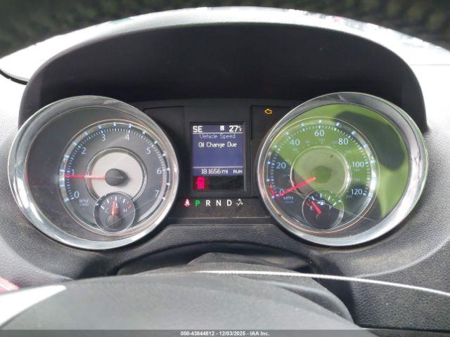 Chrysler Town & Country Touring-l Image 11