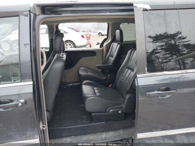 Chrysler Town & Country Touring-l Image 8