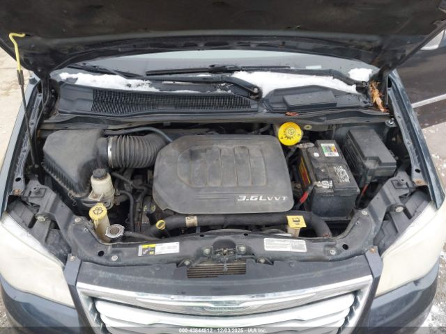 Chrysler Town & Country Touring-l Image 2