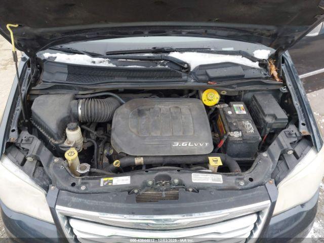 Chrysler Town & Country Touring-l Image 2