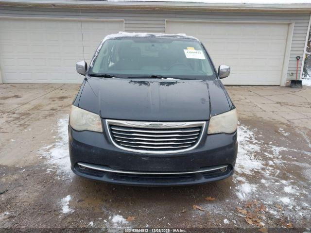 Chrysler Town & Country Touring-l Image 10
