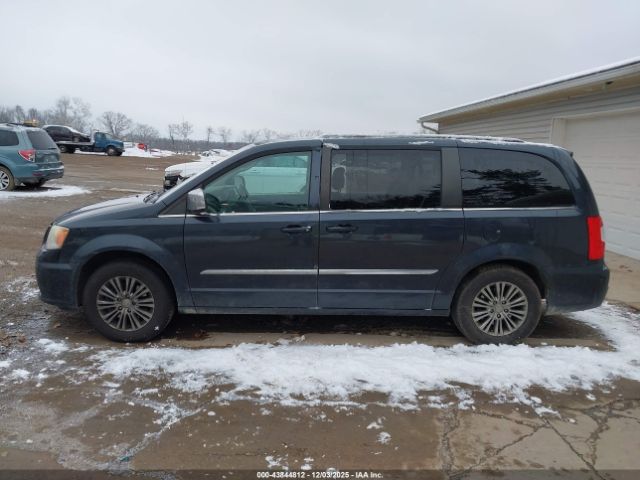 Chrysler Town & Country Touring-l Image 3