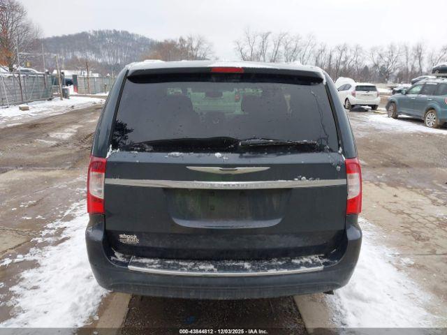 Chrysler Town & Country Touring-l Image 6