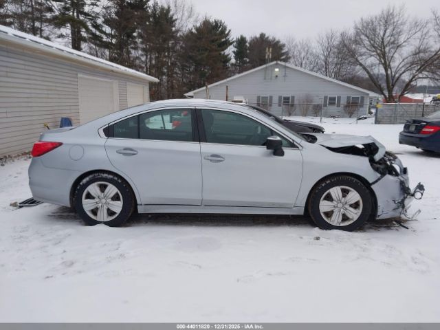Subaru Legacy 2.5i Image 8