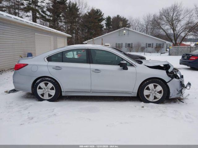 Subaru Legacy 2.5i Image 8