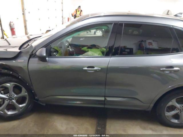 Ford Escape St-line Image 16