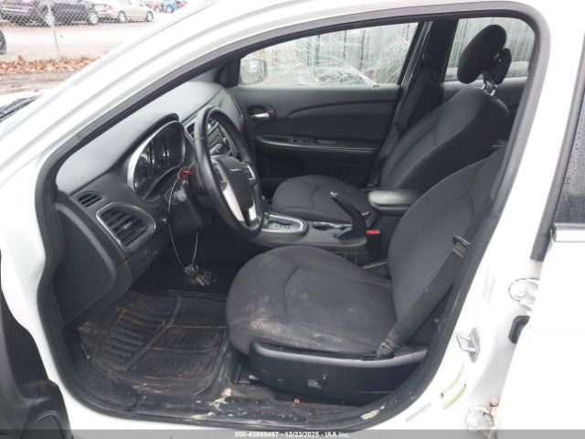 Chrysler 200 Touring Image 2