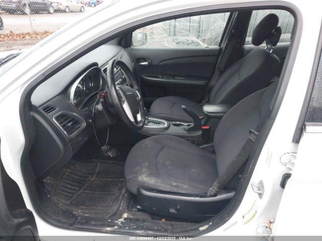 Chrysler 200 Touring Image 2