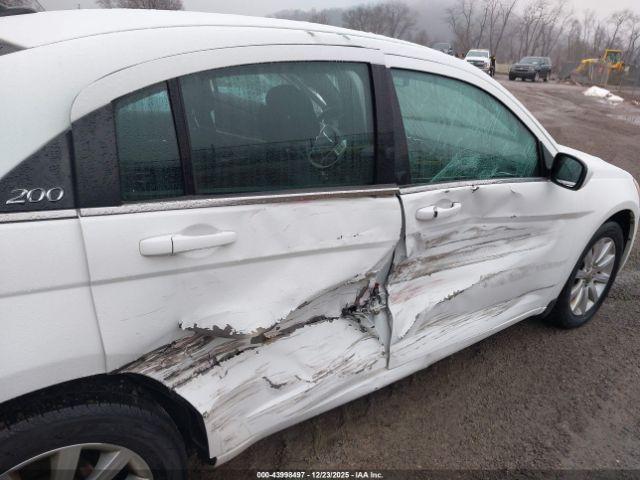 Chrysler 200 Touring Image 4